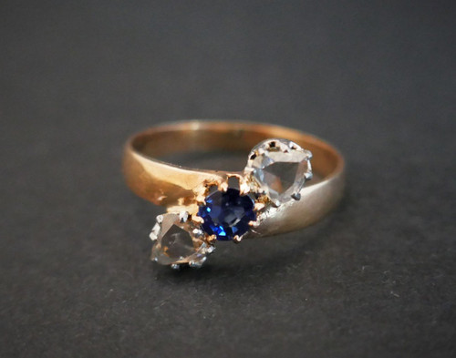 Bague saphir et diamants, Or 18 Carats.