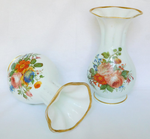 Baccarat, Paire De Vases En Opaline Peints à La Main De Bouquets De Fleurs Polychrome & Or 1840