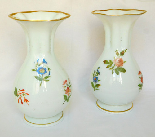 Baccarat, Paire De Vases En Opaline Peints à La Main De Bouquets De Fleurs Polychrome & Or 1840