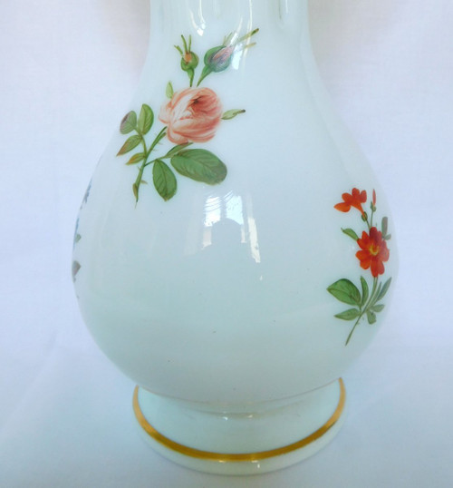 Baccarat, Paire De Vases En Opaline Peints à La Main De Bouquets De Fleurs Polychrome & Or 1840