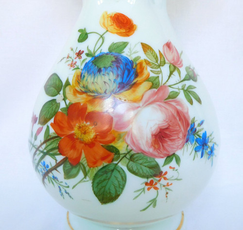 Baccarat, Paire De Vases En Opaline Peints à La Main De Bouquets De Fleurs Polychrome & Or 1840