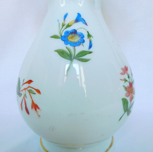 Baccarat, Paire De Vases En Opaline Peints à La Main De Bouquets De Fleurs Polychrome & Or 1840