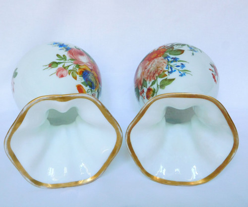 Baccarat, Paire De Vases En Opaline Peints à La Main De Bouquets De Fleurs Polychrome & Or 1840