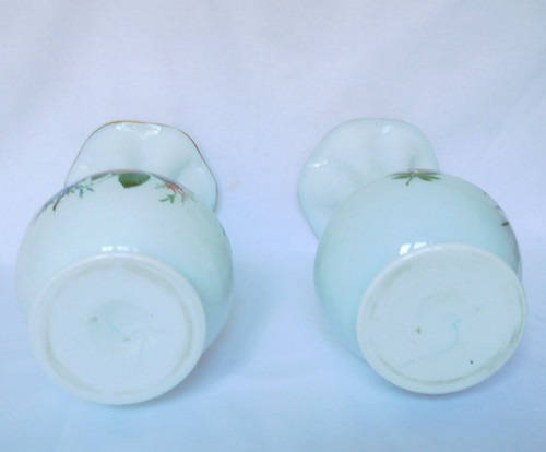 Baccarat, Paire De Vases En Opaline Peints à La Main De Bouquets De Fleurs Polychrome & Or 1840