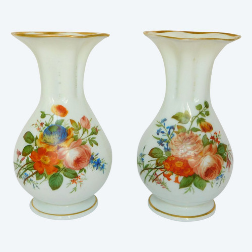 Baccarat, Paire De Vases En Opaline Peints à La Main De Bouquets De Fleurs Polychrome & Or 1840