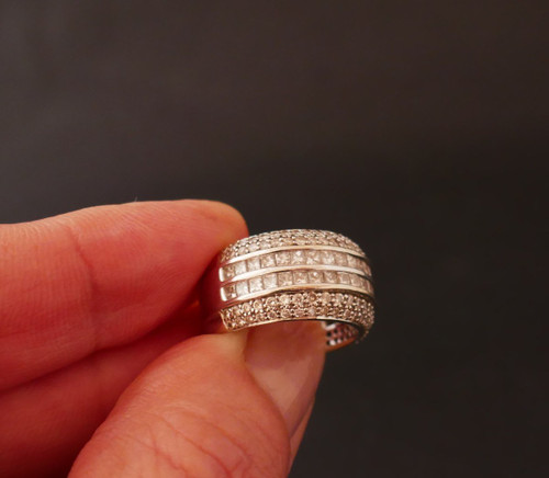 Jonc Diamonds ring, 18-carat white gold.