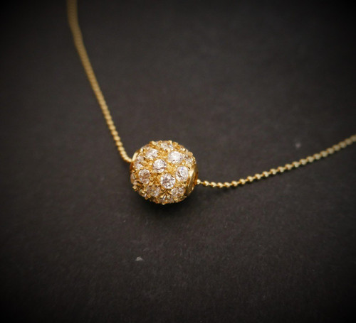 Anhänger und Kette aus 18 Karat Gold.