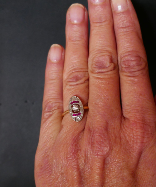 Bague Art Déco Diamants Et Rubis Calibrés, Or 2 Tons 18 Carats.