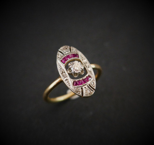 Bague Art Déco Diamants Et Rubis Calibrés, Or 2 Tons 18 Carats.