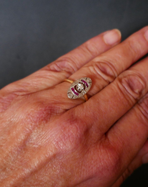 Bague Art Déco Diamants Et Rubis Calibrés, Or 2 Tons 18 Carats.