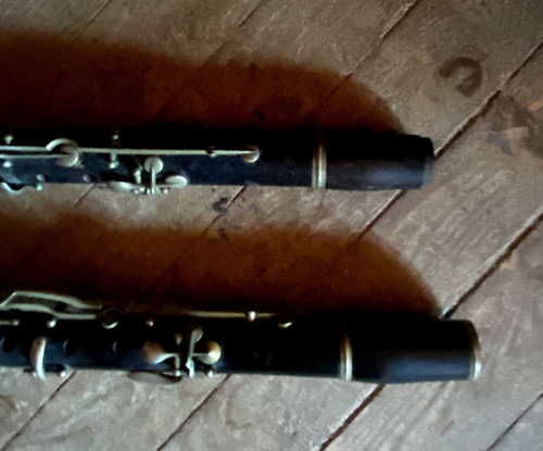  Bellissima coppia di clarinetti di fine '800 in palissandro scuro e bronzo nichelato di buona qualità