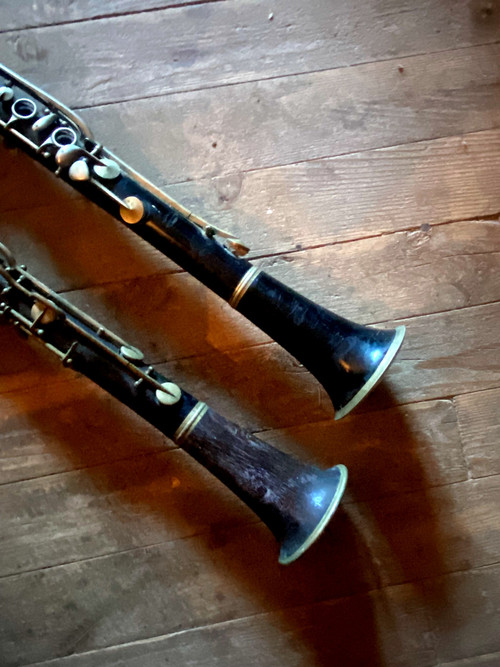  Bellissima coppia di clarinetti di fine '800 in palissandro scuro e bronzo nichelato di buona qualità