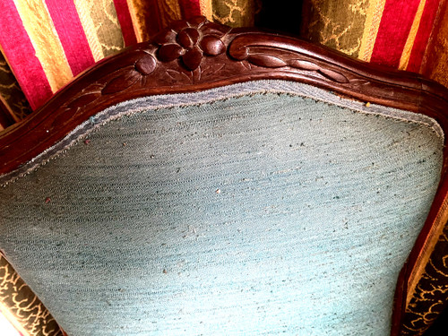 Siège chauffeuse d'époque Louis XV en noyer teinté patiné de pur style ornementée et mouvementée tissus bleu