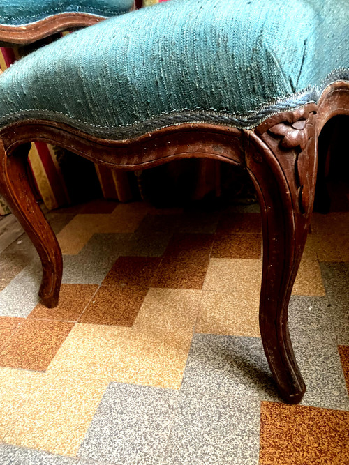 Siège chauffeuse d'époque Louis XV en noyer teinté patiné de pur style ornementée et mouvementée tissus bleu