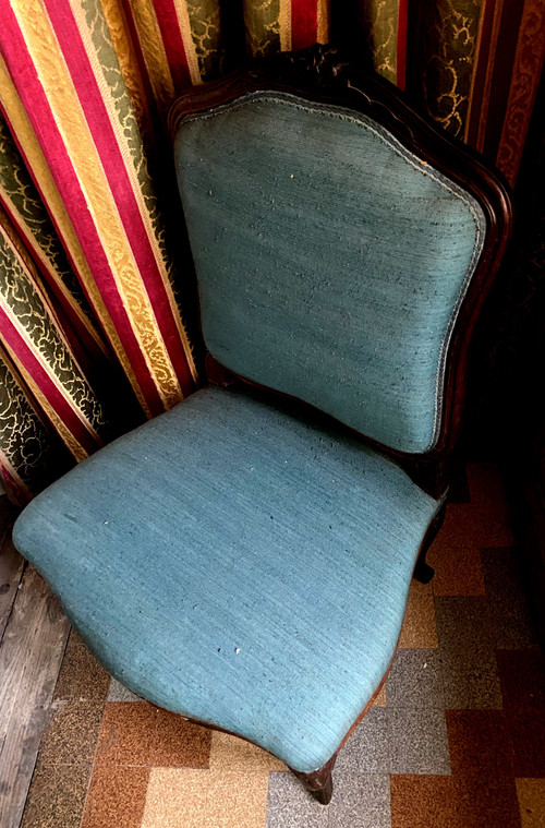 Siège chauffeuse d'époque Louis XV en noyer teinté patiné de pur style ornementée et mouvementée tissus bleu