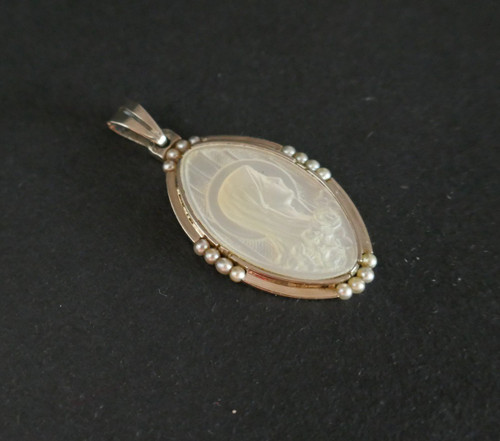Vecchia Medaglia In Madreperla E Perle Pregiate.