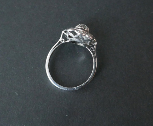Anello Art Deco ornato di diamanti, oro e platino.