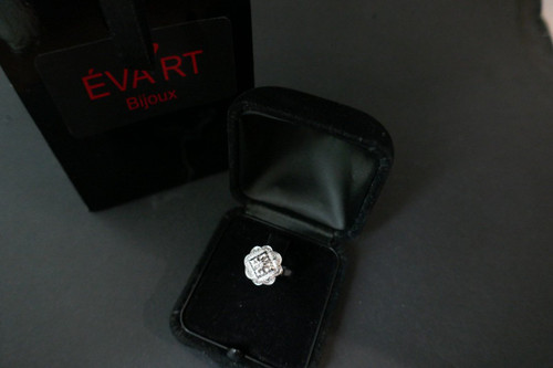 Anello Art Deco ornato di diamanti, oro e platino.