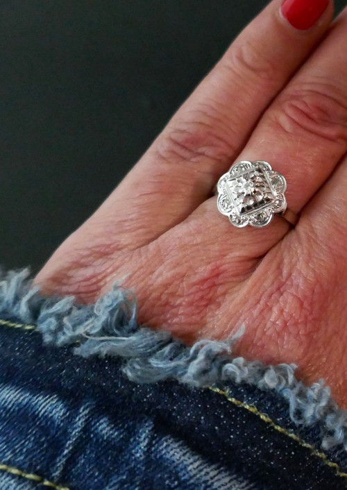 Anello Art Deco ornato di diamanti, oro e platino.