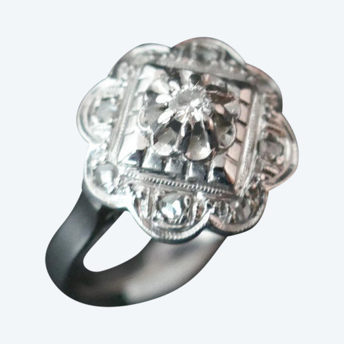 Anello Art Deco ornato di diamanti, oro e platino.
