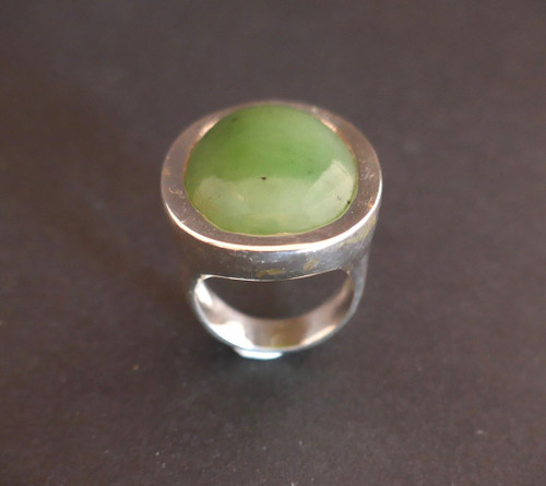 Importante Anello Cabochon in Giada