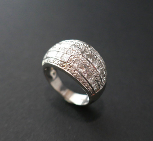 Anello con diamante da 1 carato.