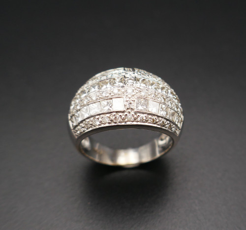Anello con diamante da 1 carato.