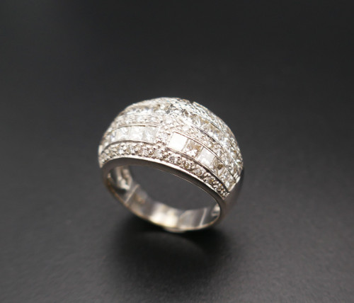 Anello con diamante da 1 carato.