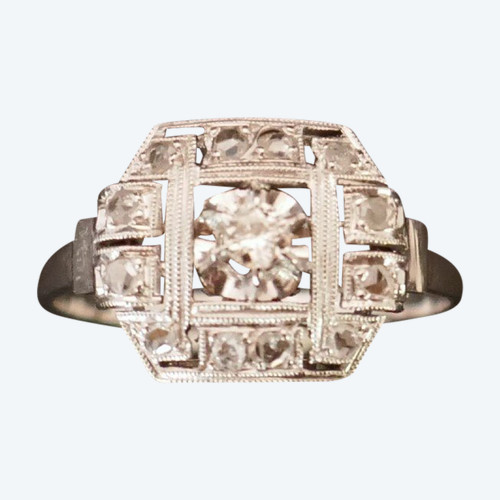 Anello Art Deco con diamanti.