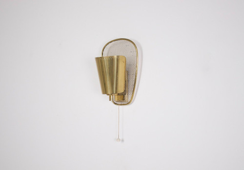 Wandleuchte aus perforiertem Messing im Jacques Biny-Stil.