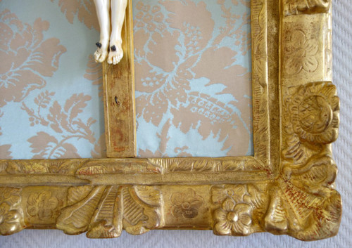 Large Ivory Christ, Louis XIV Regency - Early 18th Century Giltwood Frame