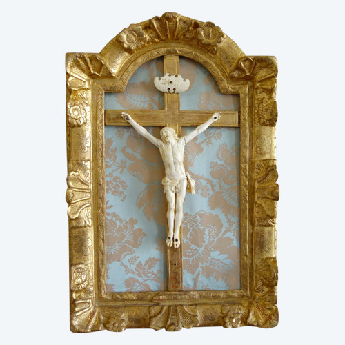 Large Ivory Christ, Louis XIV Regency - Early 18th Century Giltwood Frame