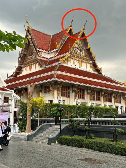 Chofa, ornamento della cresta del tempio Wat Thai.