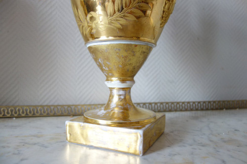 Coppia di grandi vasi in porcellana del periodo Impero - allegorie dell'aria e dell'acqua - 38,5 cm