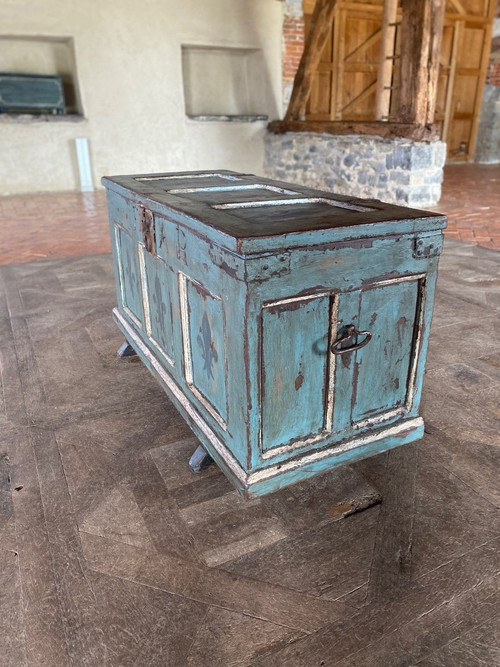 Patina-Hochzeitstruhe aus dem 18. Jahrhundert mit kleinen Salzkästen