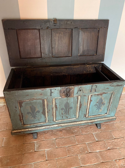Patina-Hochzeitstruhe aus dem 18. Jahrhundert mit kleinen Salzkästen
