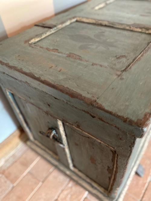 Patina-Hochzeitstruhe aus dem 18. Jahrhundert mit kleinen Salzkästen