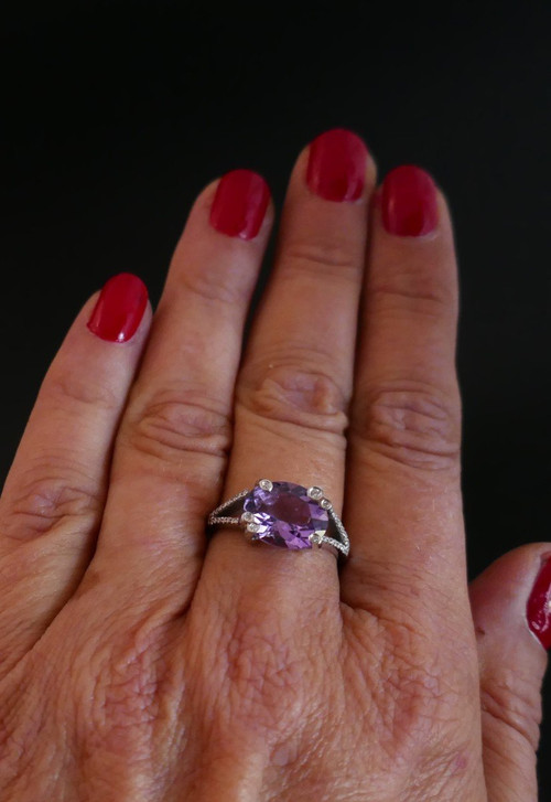 Anello Con Ametista E Diamanti, Oro Bianco 18 Carati.