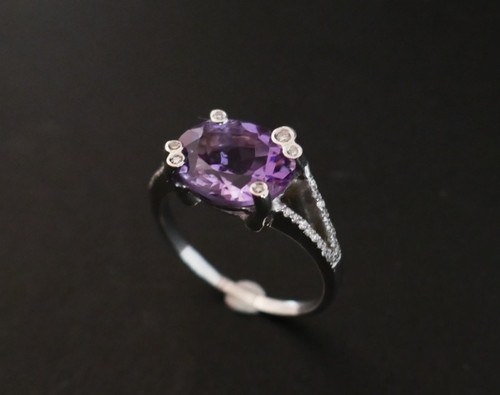 Anello Con Ametista E Diamanti, Oro Bianco 18 Carati.