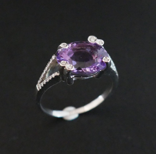 Anello Con Ametista E Diamanti, Oro Bianco 18 Carati.