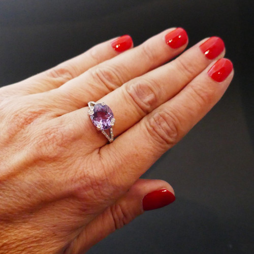 Anello Con Ametista E Diamanti, Oro Bianco 18 Carati.