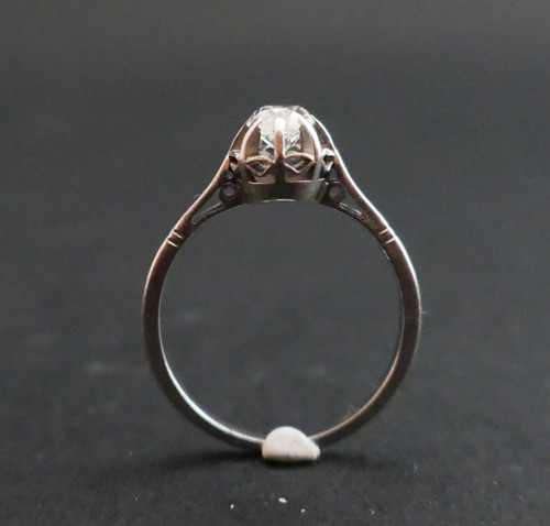 Platinring, besetzt mit einem Diamanten.