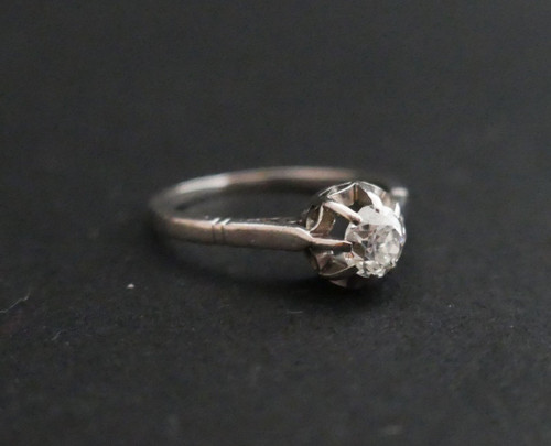 Platinring, besetzt mit einem Diamanten.