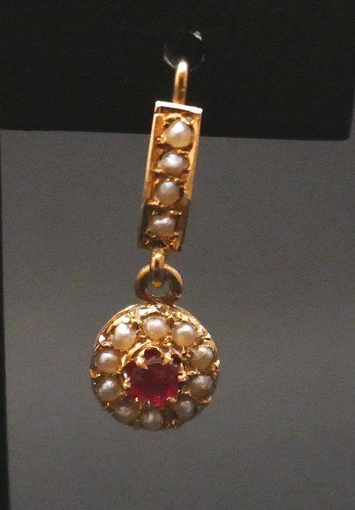 Dormeuses Perles Et Pierre Rouge, Or 18 Carats.
