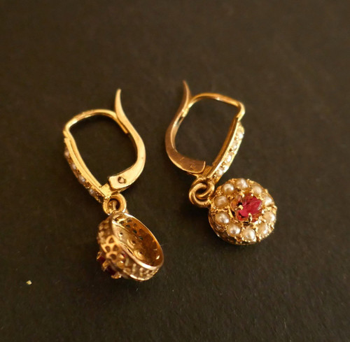 Dormeuses Perles Et Pierre Rouge, Or 18 Carats.