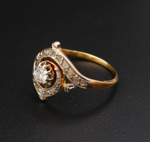 Anello con diamanti in stile Art Nouveau.