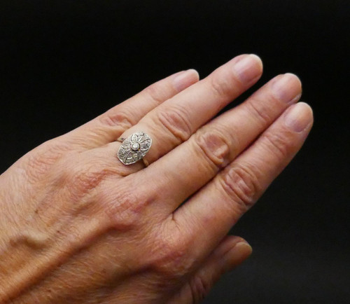 Anello con diamante, oro bianco 18 carati.