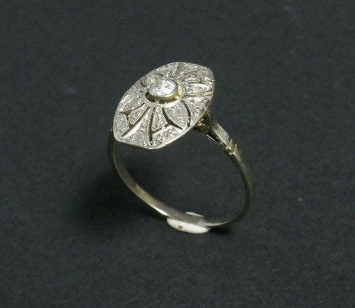 Anello con diamante, oro bianco 18 carati.