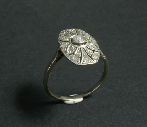 Anello con diamante, oro bianco 18 carati.