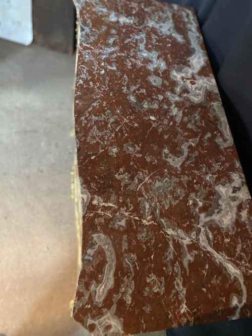 Comò splendidamente decorato con foglie e uccelli, fine del XIX secolo con marmo
